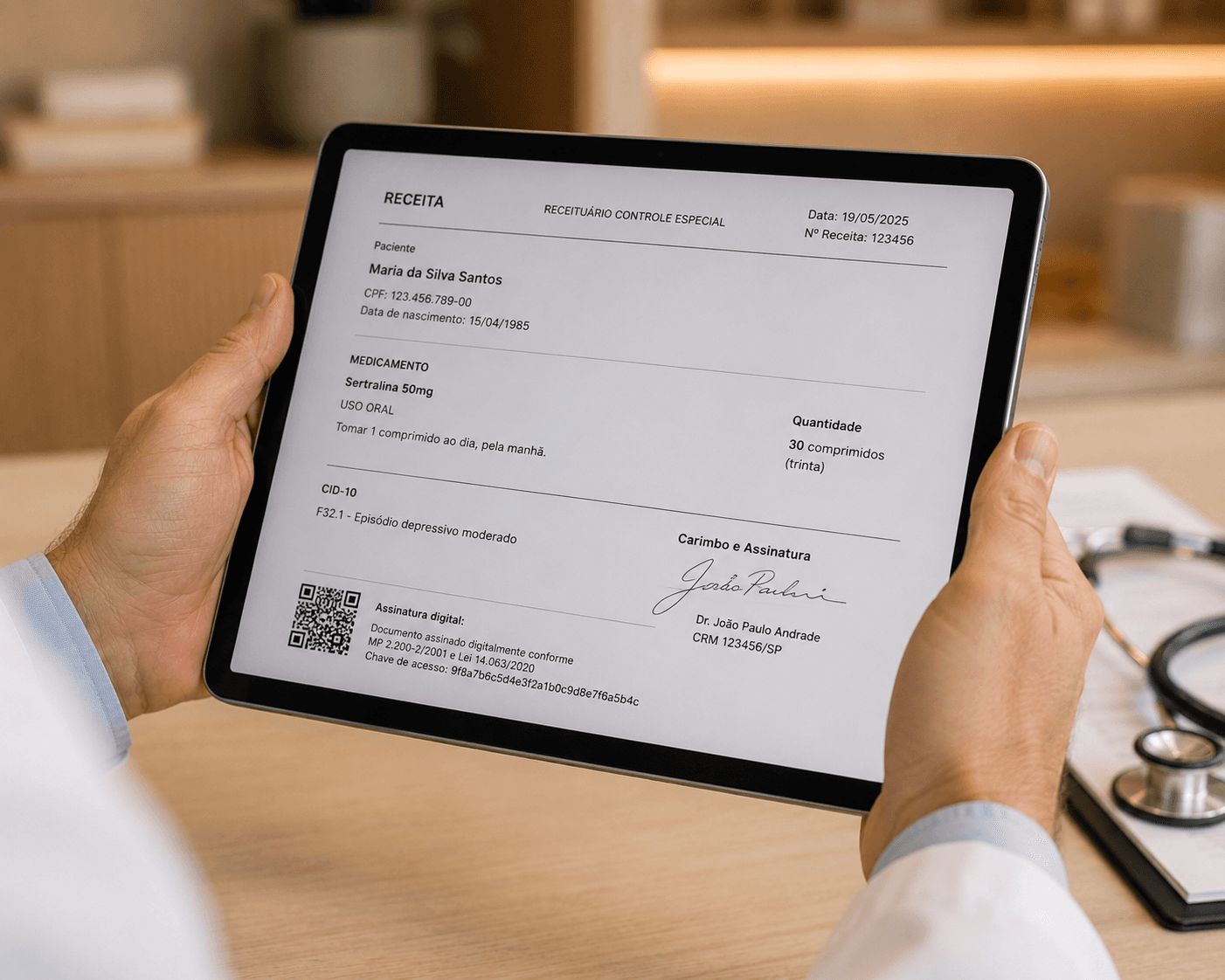 Médico segurando tablet com receita digital assinada